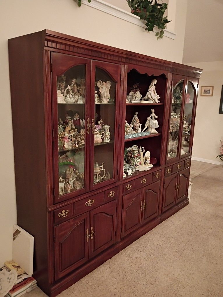Currieo Cabinet With Collectables
