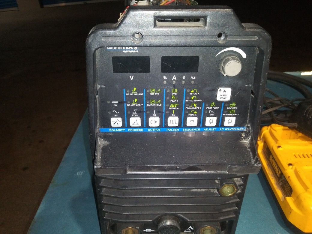 Miller Dynasty 200 DX AC/DC Tig/Stick Machine 907099-01-1 (For parts or repair only)