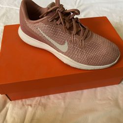 NIKE PINK WOMANS SHOES 7.5