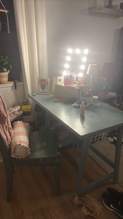 Cute turquoise desk! (Sage greenish)