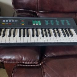 Yamaha PSR-6 Electronic Synthesizer Vintage Keyboard With 61 Keys .With Adapter.Power Plug.Excellent Condition 