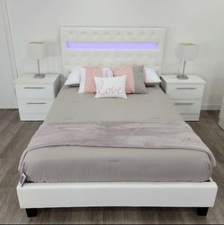 QUEEN SIZE BED AND TWO NIGHTSTANDS ( MATTRESS NOT INCLUDED)