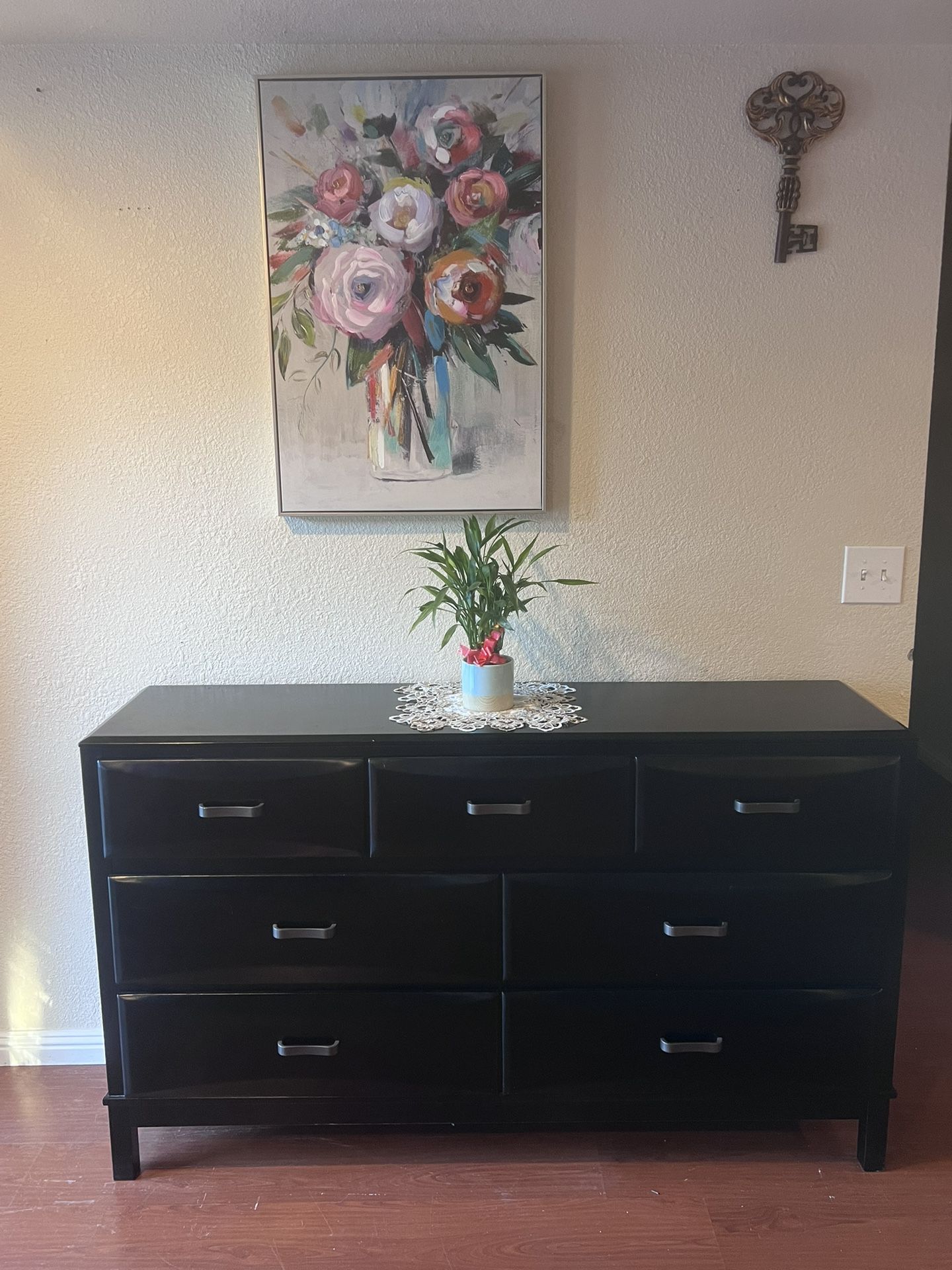 dresser, with 7 drawers
