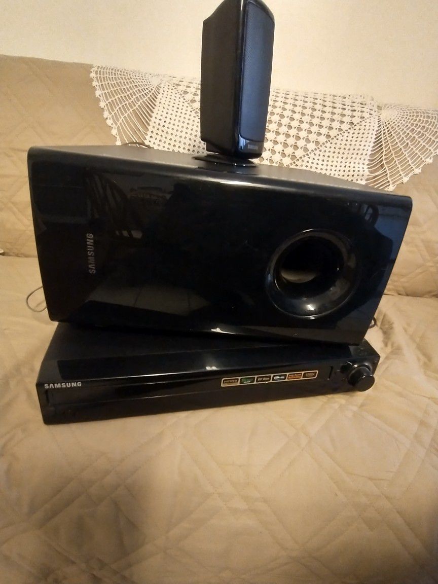 Samsung CD Player And Subwoofer 