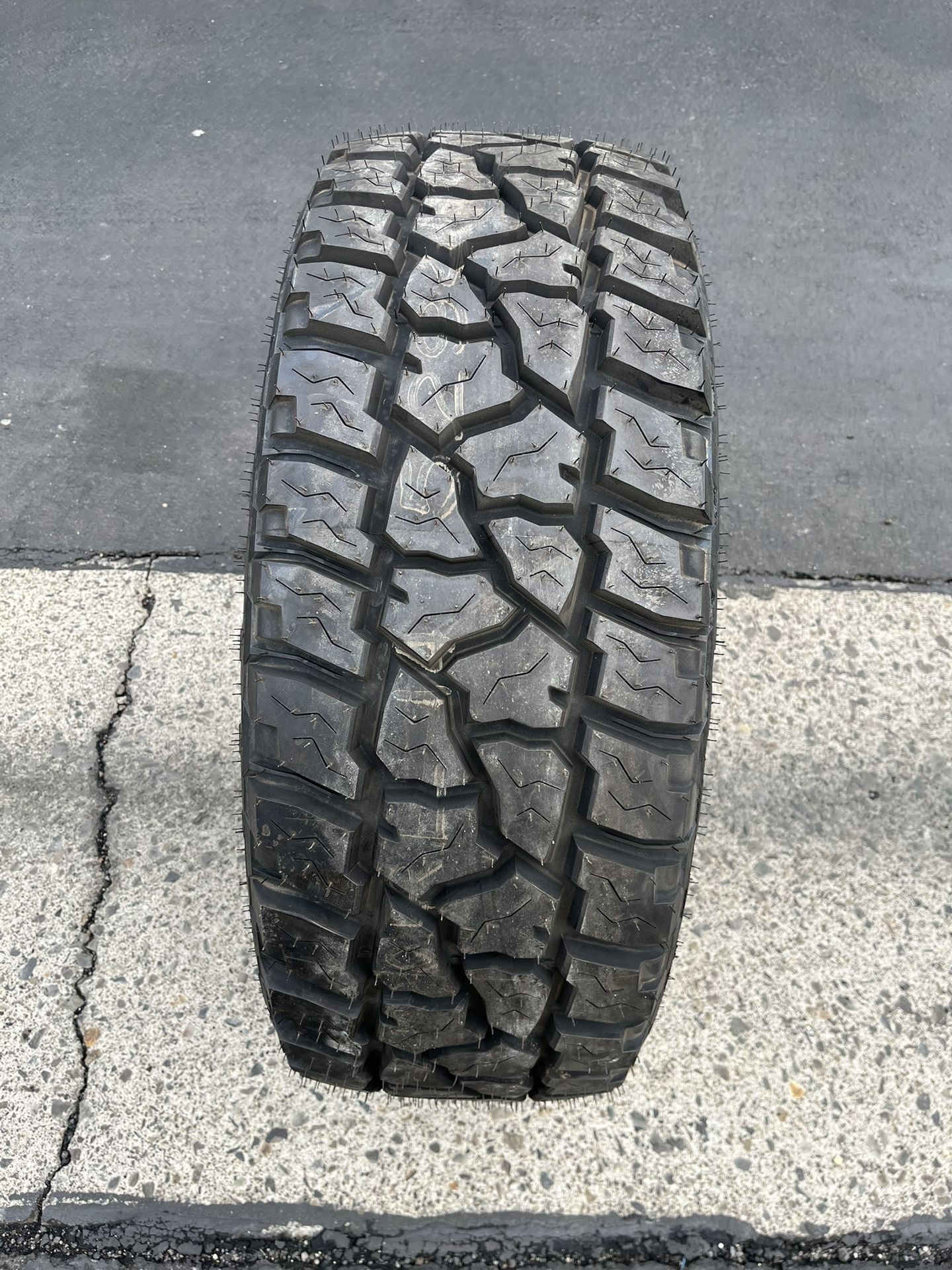 (ONLY 1) 315/70R17 Mickey Thompson Baja ATZ