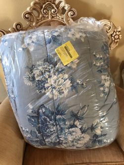 Dry clean n still in the bag. Reversible Queen Comforter with 2 pillows
