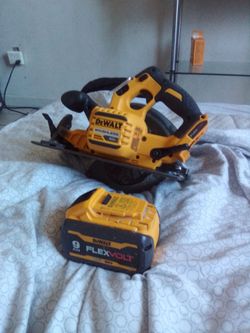 DeWalt brushless 60v saw with a DeWalt 9 ah flex volt battery