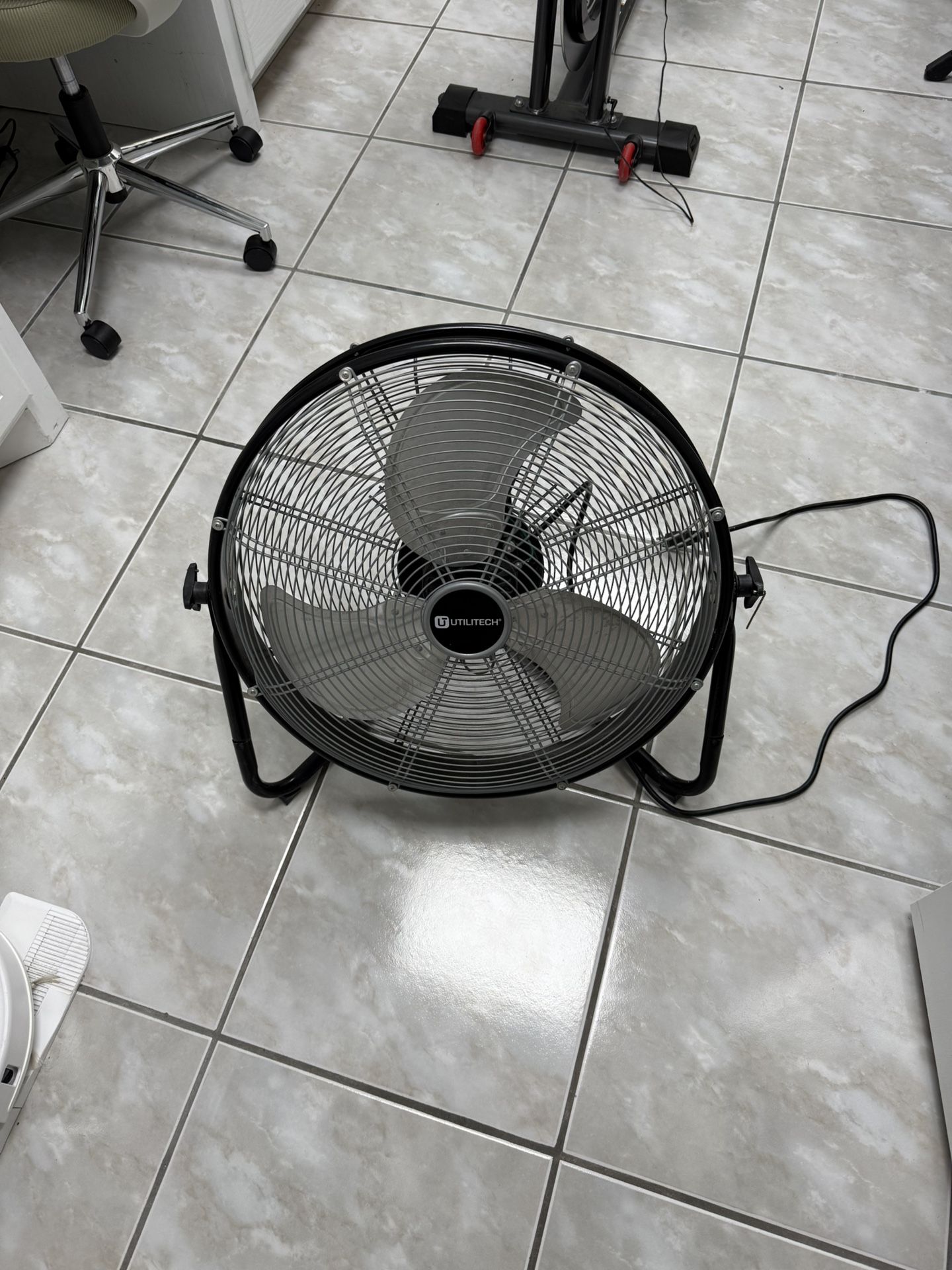 Utilitech 20-in 120-Volt 3-Speed High Velocity Fan