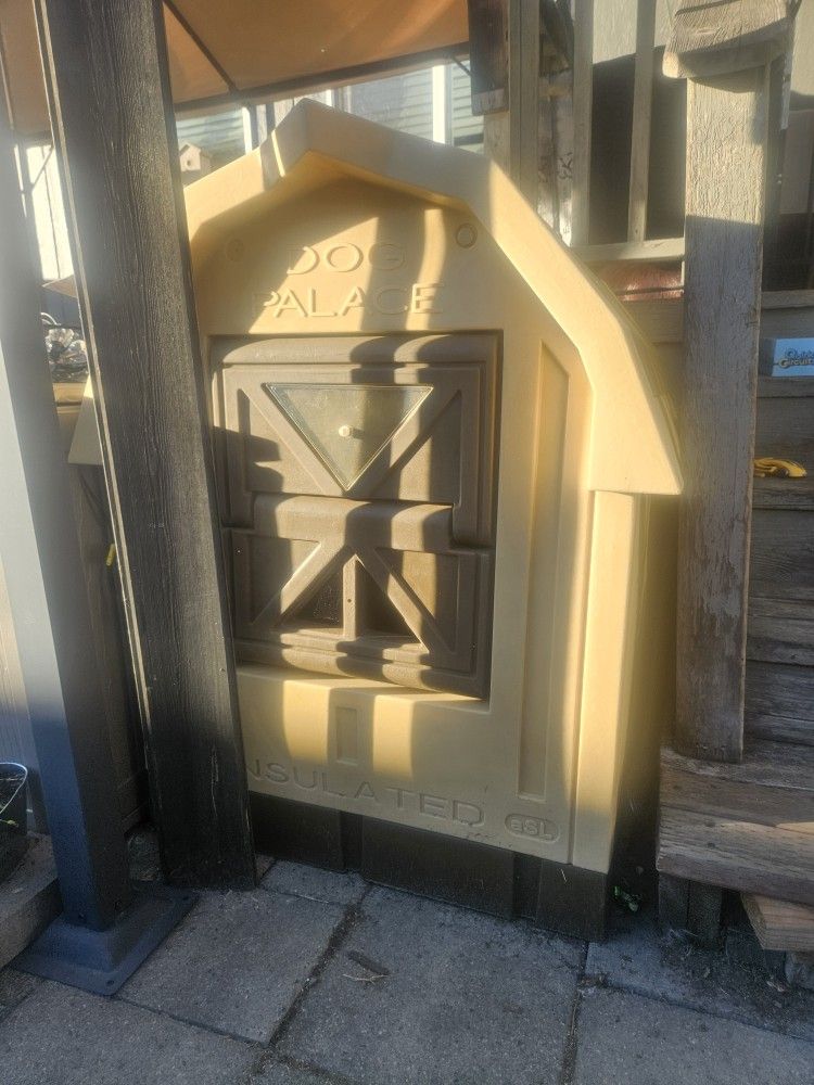 Electric heated doghouse 