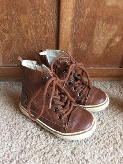 Baby boots size 5 - adorable!