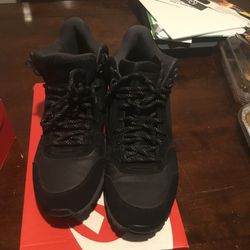 WOMENS NIKE HIKING BOOTS 