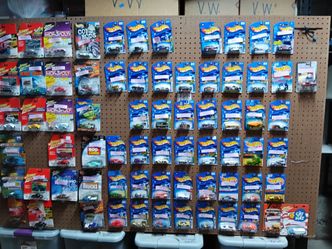 NUMEROUS TOY CARS & FIGURINES FOR SALE