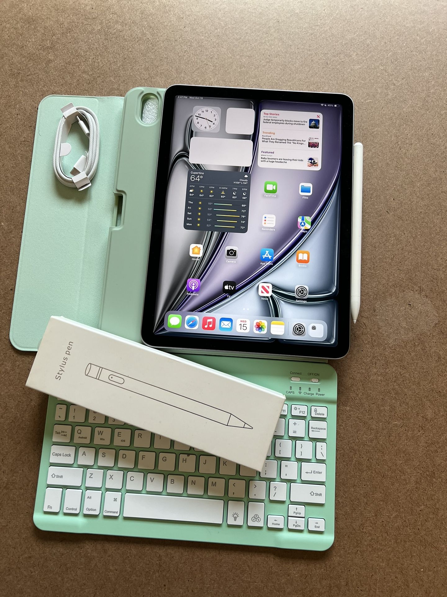 Apple iPad Air 11”  (M3 chip / Newest 2025) 256GB with keyboard and pencil (100 % battery) 