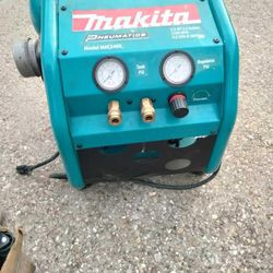 Makita MAC2400 120V Air Compressor - Teal