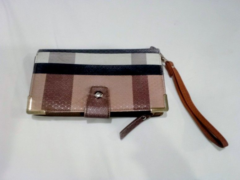 Deluxity Plaid Wristlet Wallet (BRAND NEW! NEVER USED.)