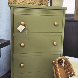 Green vintage dresser 💚