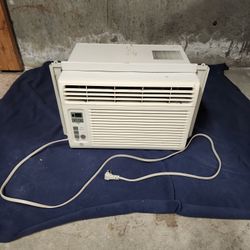 Window AC Unit, Like-new, 5200 BTU