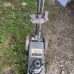 Pittsburgh Automotive 22 Ton Air/Hydraulic Floor Jack