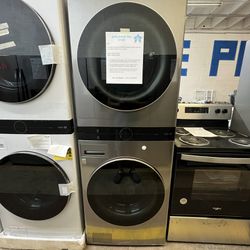 🔥New🔥 LG WashTower Gas Stacked Laundry Center with 4.5-cu ft Washer and 7.4-cu ft Dryer