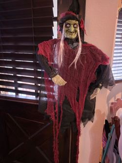 Creepy Old floating Witch with sensor/sound for halloween decorations.
Pickup East side by Lee Trevino and Pelicano, Cash only.