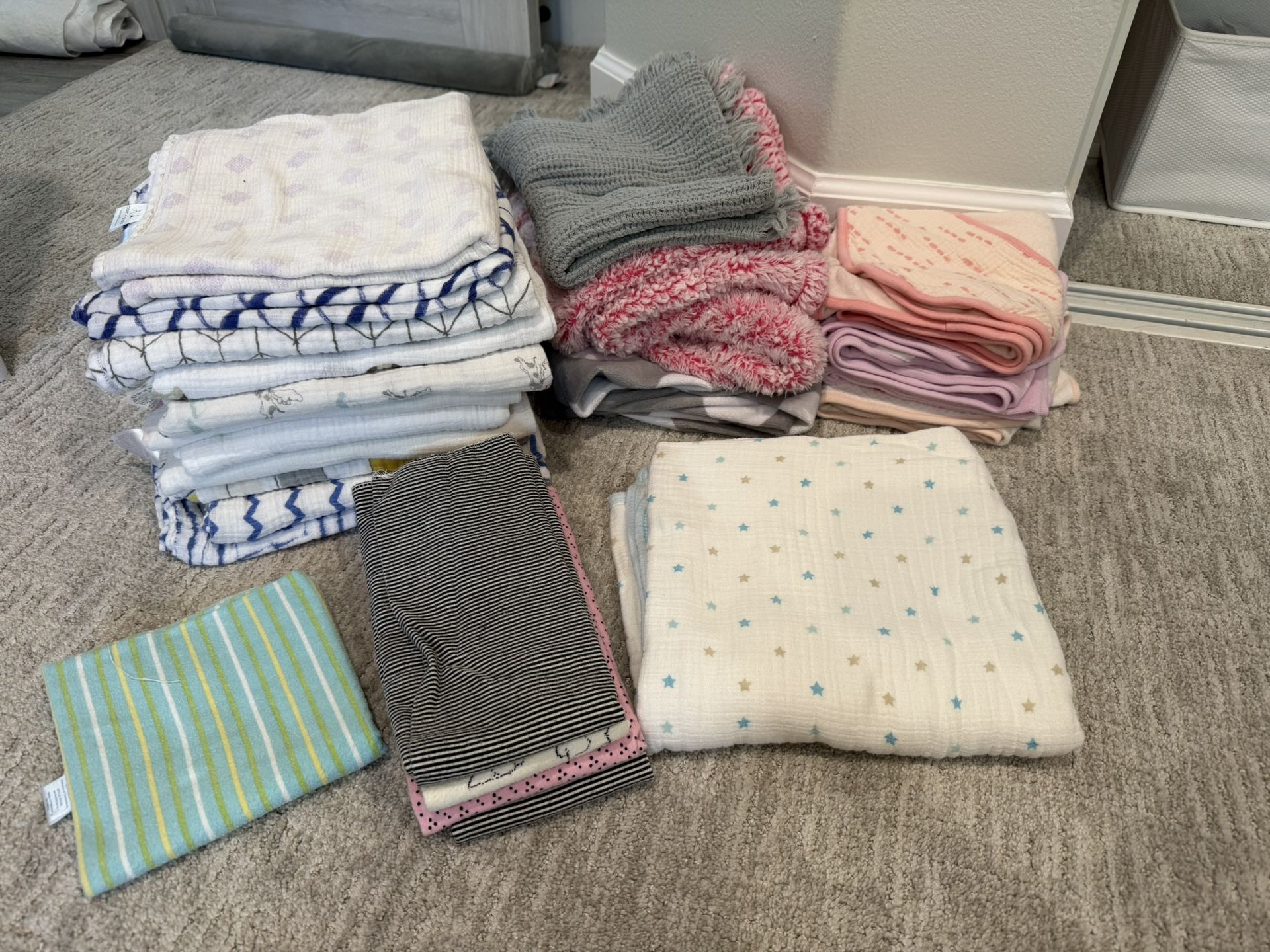 Huge lot of Aden and Anais baby swaddle blankets/blankets/ bath towels/ burping cloth/bandana bibs
