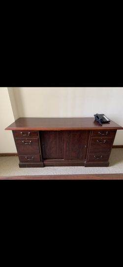 WOOD DESKS GOOD CONDITION