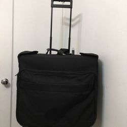 Briggs & Riley Two wheeled garment bag. dimension 11x22x24. Perfect and excellent condition condition 