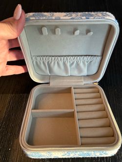 Travel blue and white floral jewelry box