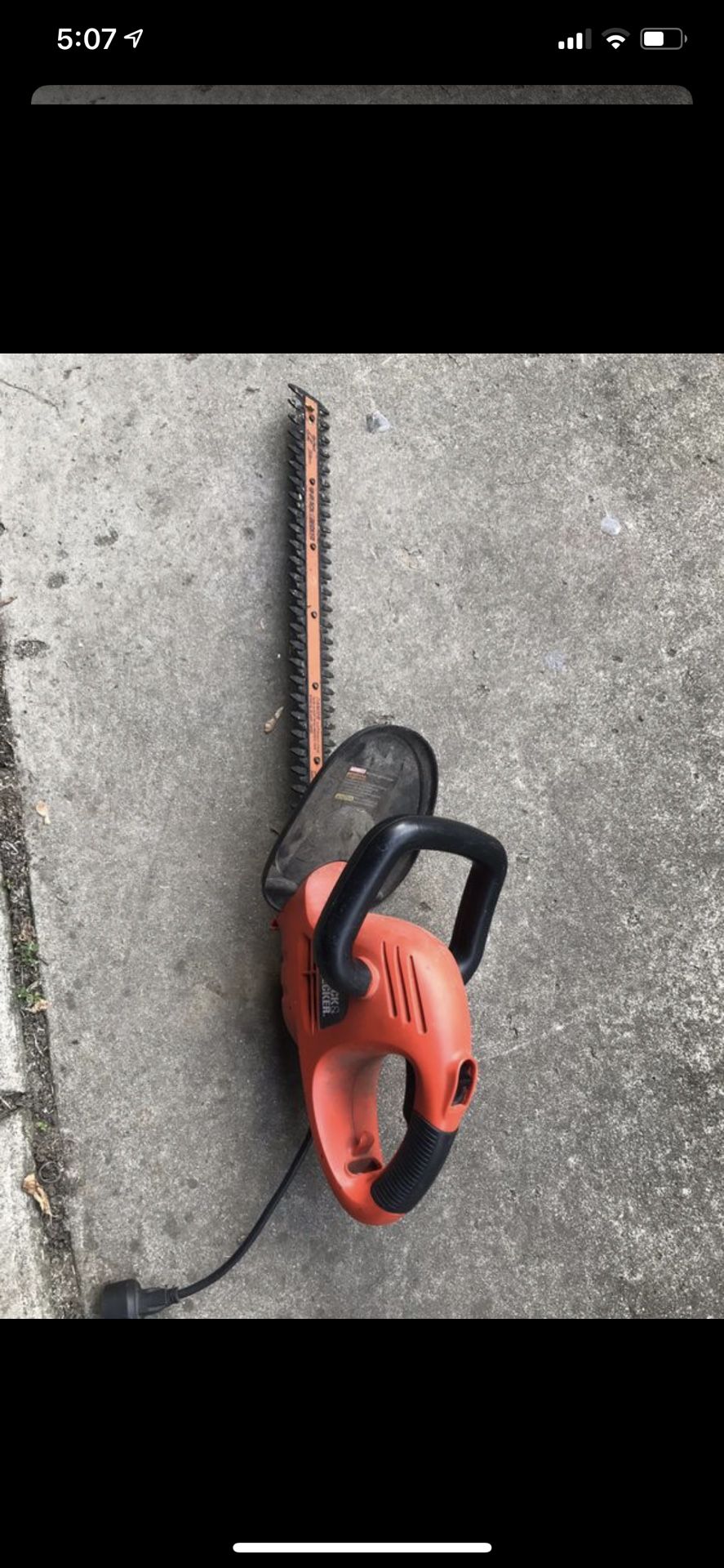 Electric hedge trimmer