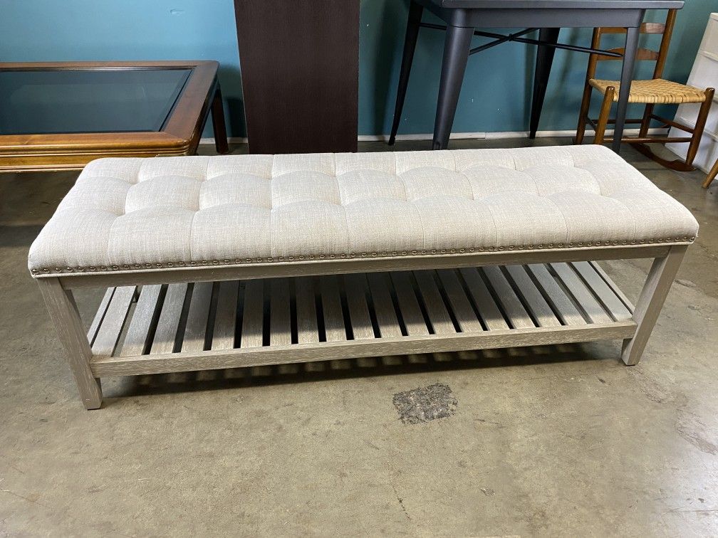 LIVING SPACES Corina Bench