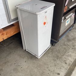 Flip Top Rag Or Teach Bin