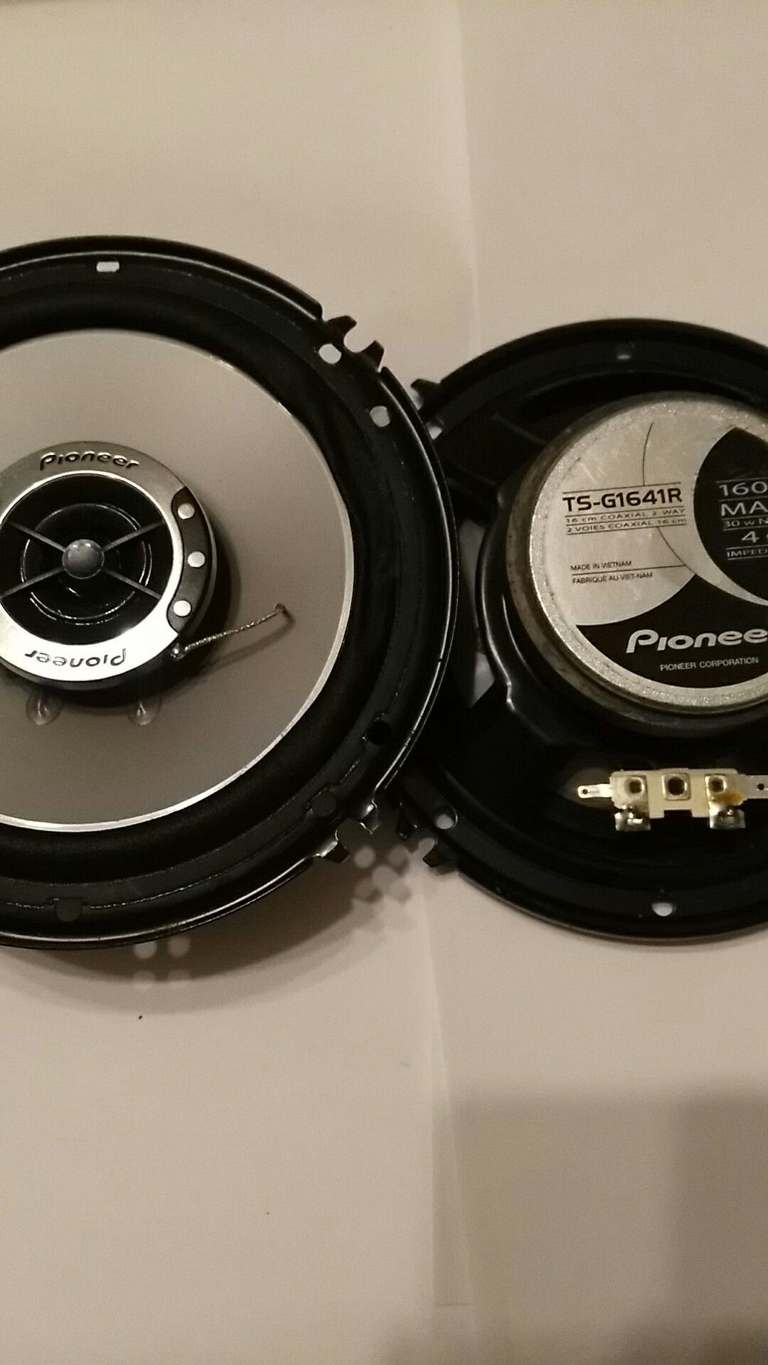 2 Pioneer TS-G1641R speakers