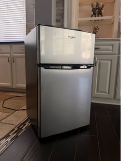 Whirlpool 3.1 Cu. Ft. Mini Fridge with Freezer – Excellent Condition