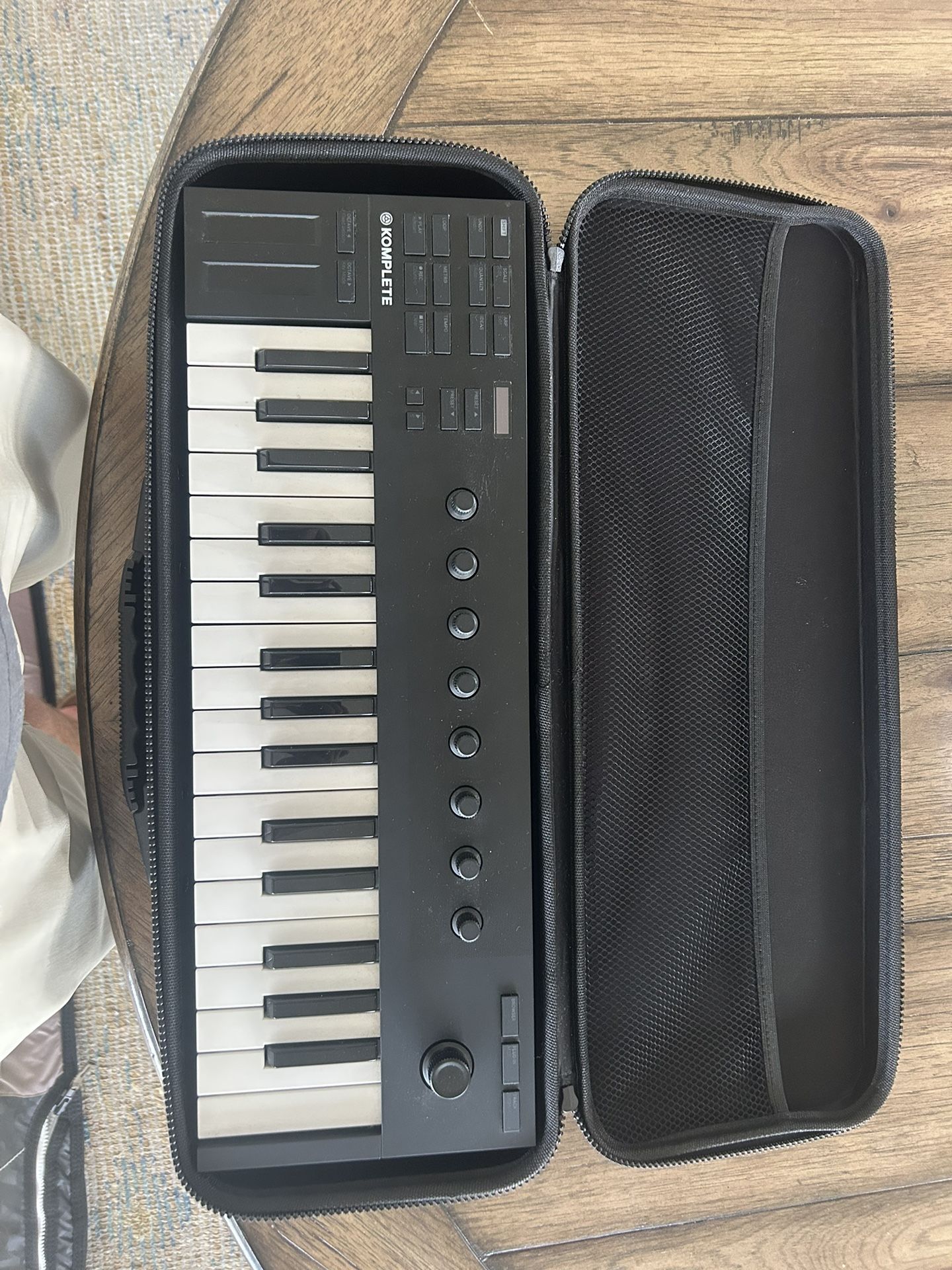 Komplete Kontrol M32 MIDI Keyboard