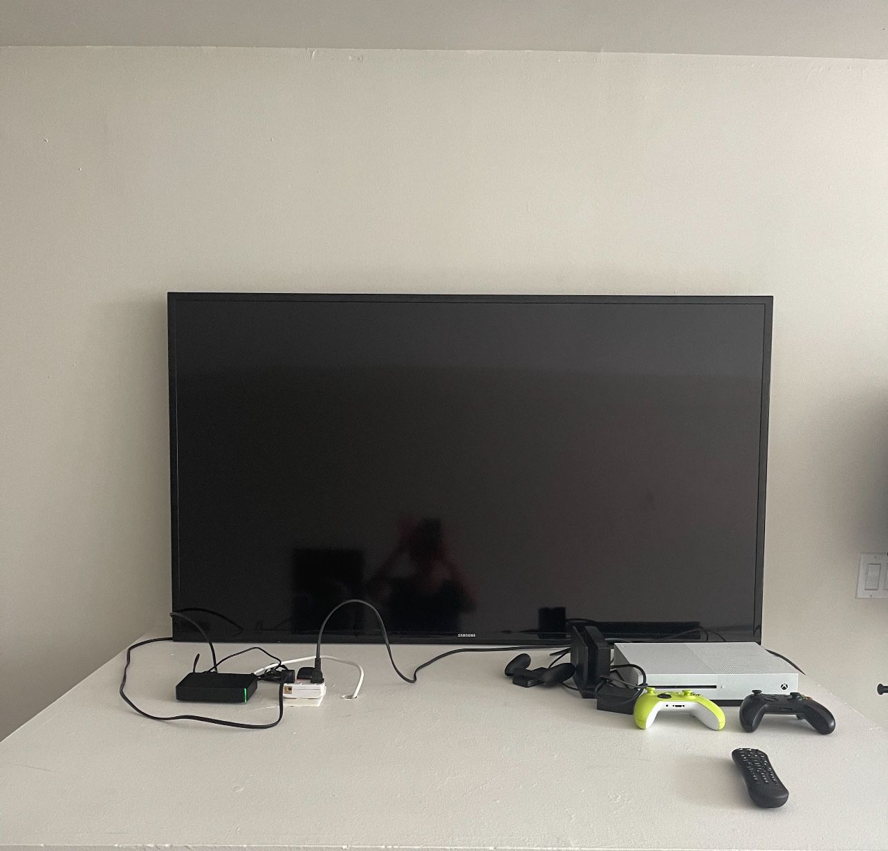 Samsung 60 inch smart TV (no base or wall mount) previously wall mounted 