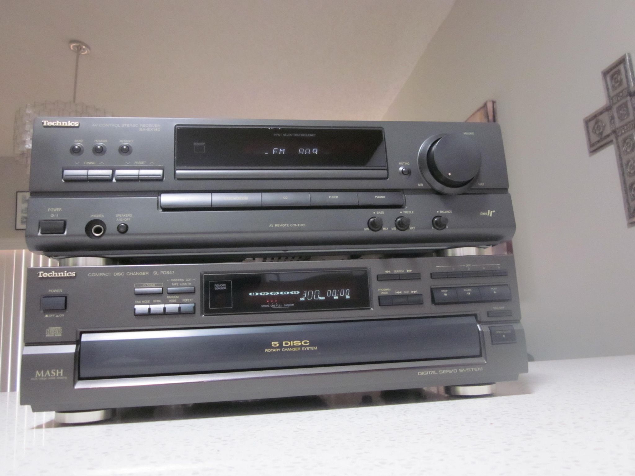 * Vintage Audio System * Technics High Power Stereo Receiver And 5-disc CD Player ( 2 Units ) These Units Are In Excellent Condition , Near Mint .