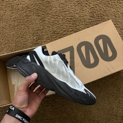 Adidas 700 MNVN