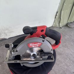 M12 FUEL 12V Lithium-Ion Brushless 5-3/8 in. Cordless Circular Saw (Tool-Only)