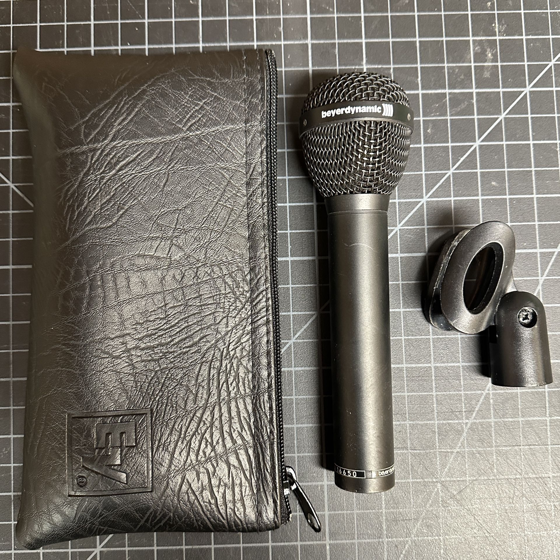 Beyerdynamic M88 Dynamic Microphone