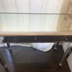 Mirrored vanity table