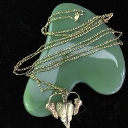 14K gold Figaro italian made necklace with gold leaf pendant 3.49 grams of gold