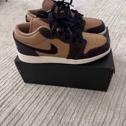 Air Jordan 1 Low SE BG - Size 4Y 