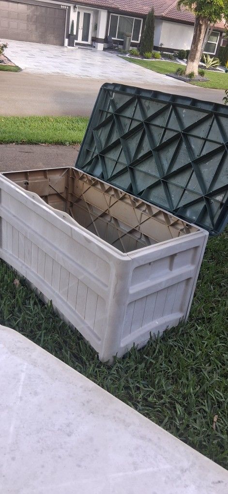 Suncast storage deck lock box w Wheels size in pics pool spa chest trunk boat toolbox cushion toy