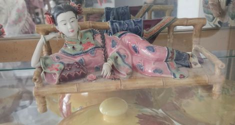 "Variety attribute:character colored glaze and color Introduction to the works of porcelain carving master Lin Weidong. The design is accurate, the pr