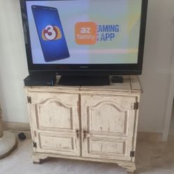Antique looking wine bar table/cabinet