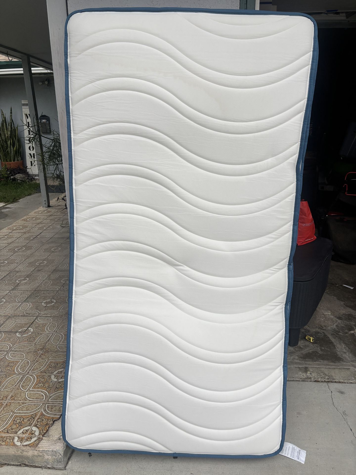 Twin bed 8 Inch Thickness . Small Frame Included