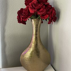 Gold Vase With Fake Roses 🌹 