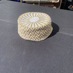 Vintage Hand‑Crocheted Skull Cap / Kufi – White & Gold