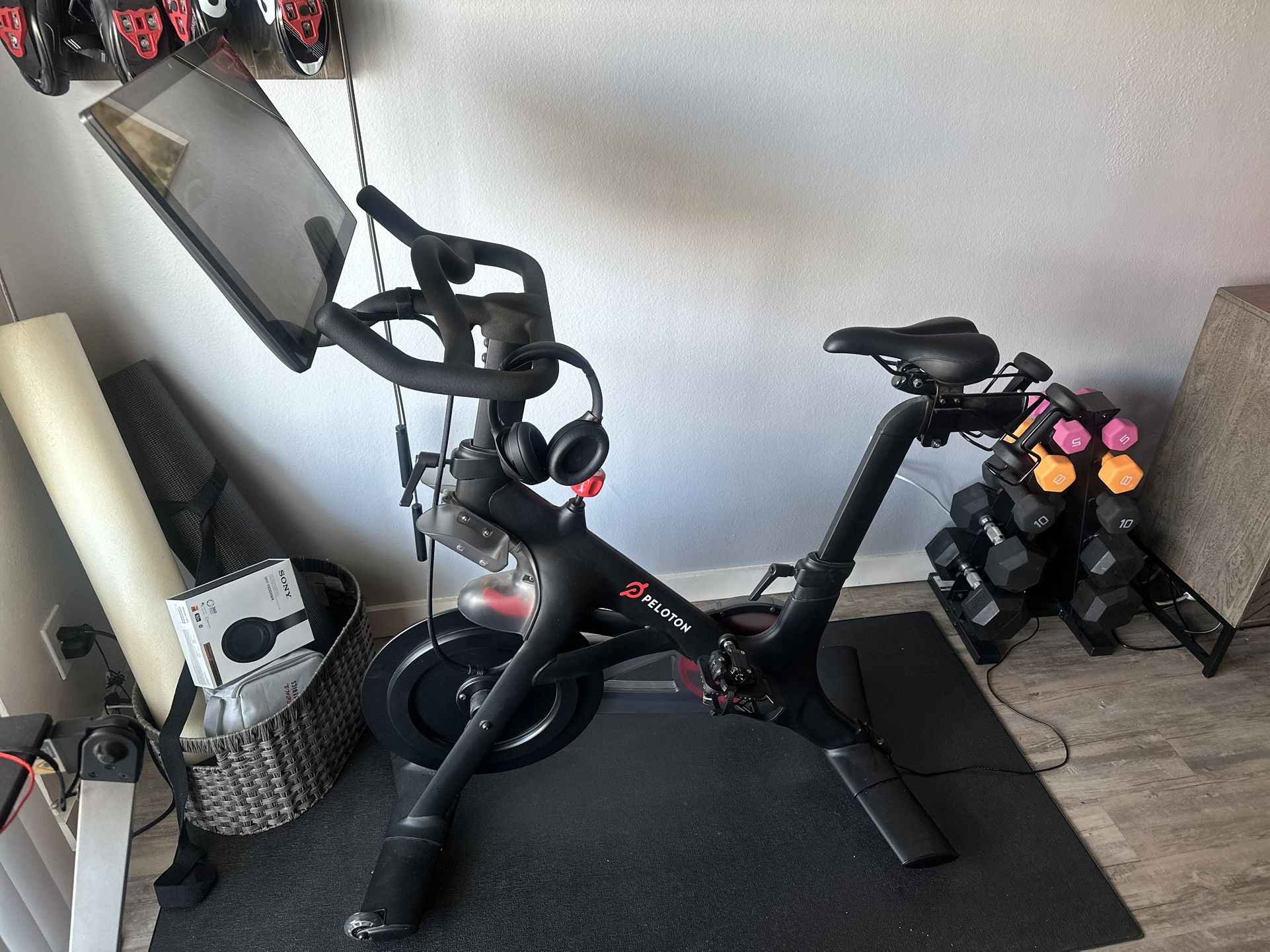 Like - New Peloton Bike (Excellent Condition)