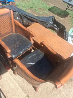 2 chairs/ Coffee table